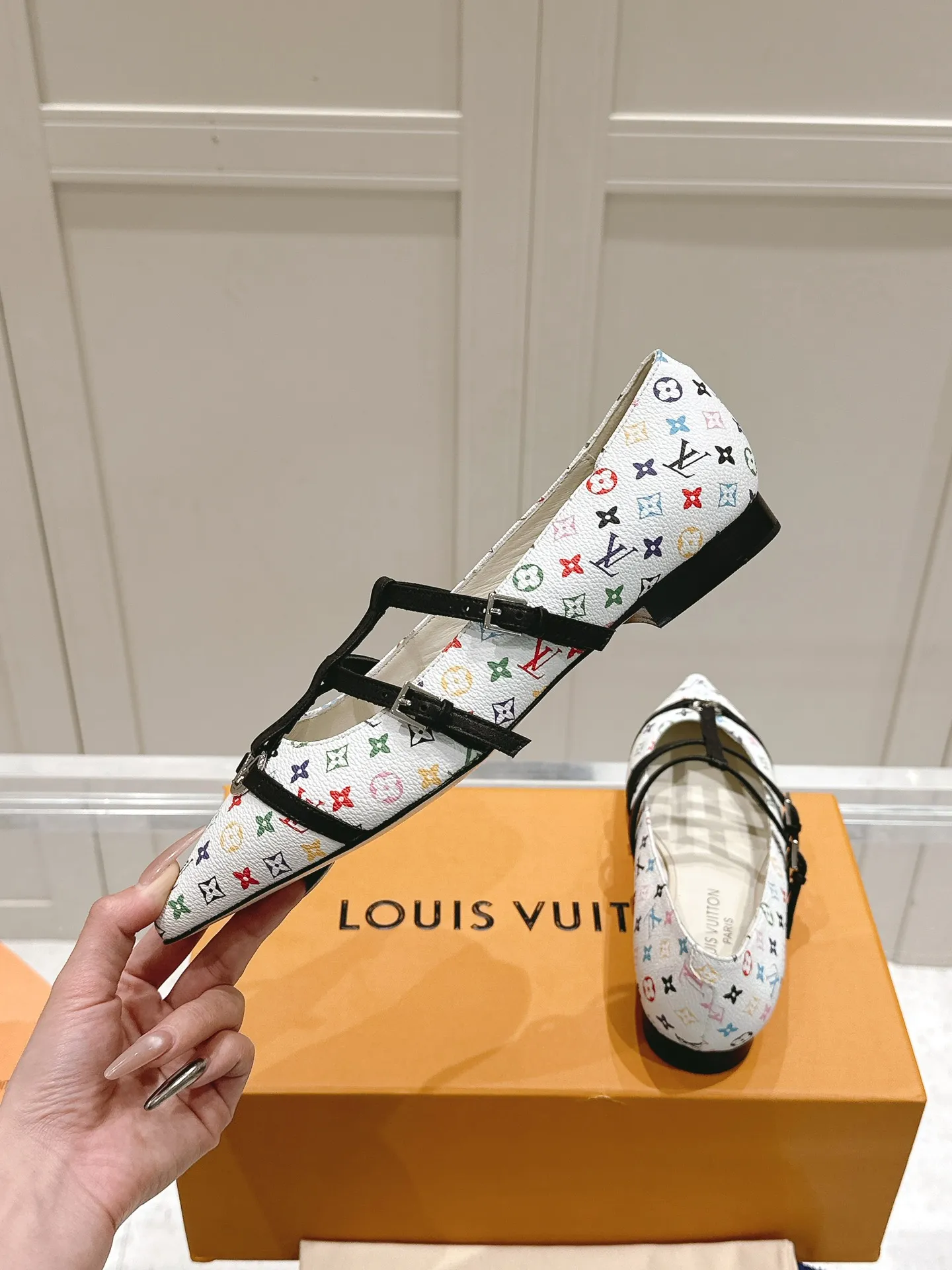 👟👟Ex-factory price 680👟👟 L V➕ Murakami Takashi co-branded series top quality louis vuitton ss25 new arrival～ LV.2025 spring and summer series｜new pointed toe high heels🆕 The small pointed toe of the eagle is matched with a hollow leather strip and a small square buckle to adjust the tightness, and the LV hardware "logo" is embellished, and the details and texture are particularly high-end! The sharp styling effect is a visual feast💯It is difficult to conceal the elegant temperament of LV. It is easy to wear, comfortable, sexy and exquisite ~ Grade A sheepskin lining is soft and breathable. The genuine leather outsole imported from Italy is easy to wear and will not tire your feet. Size: 35-40 (41 customized items are non-refundable)